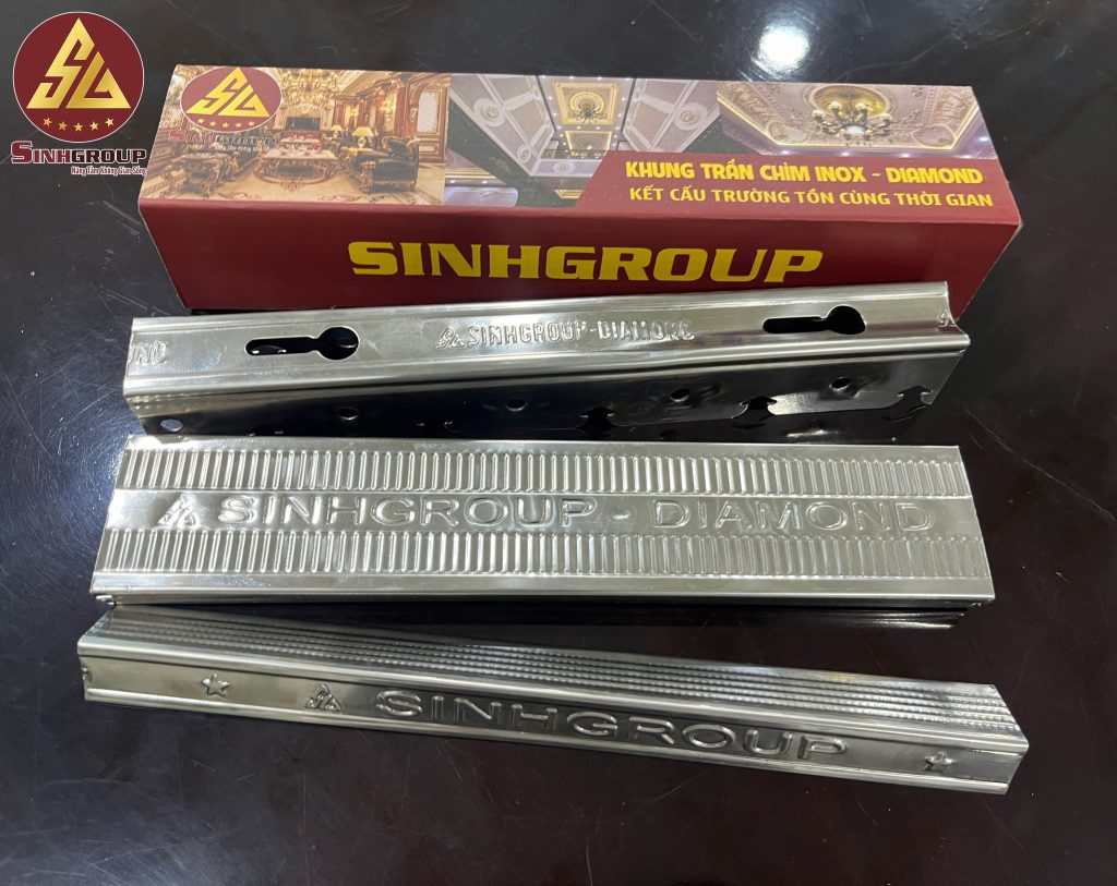 Khung trần inox là hệ khung đỡ được làm từ thép không gỉ, thường sử dụng các loại inox 304 hoặc inox 201