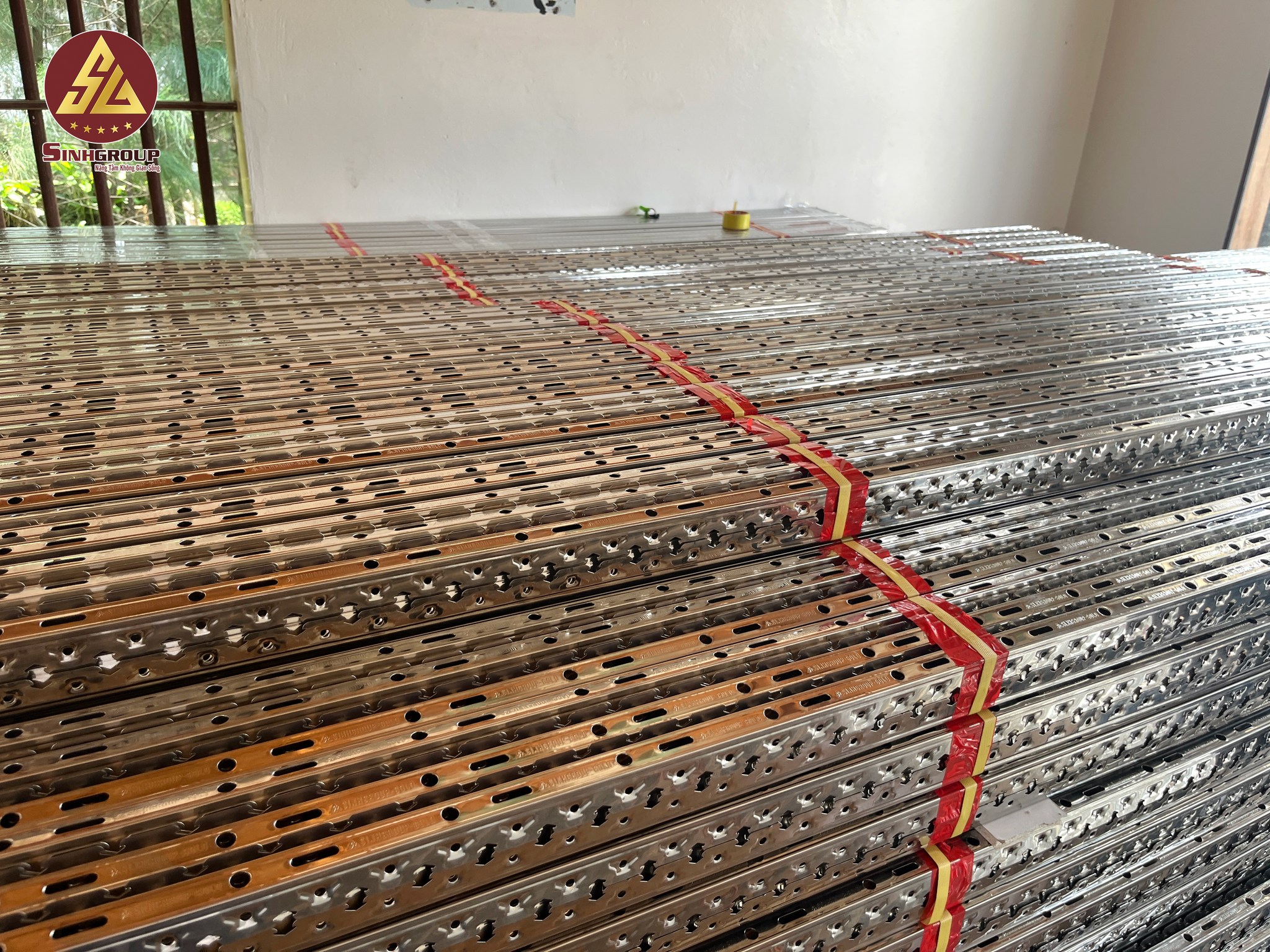 Khung trần inox là hệ khung đỡ được làm từ thép không gỉ, thường sử dụng các loại inox 304 hoặc inox 201