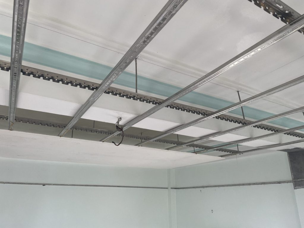 Các Yếu Tố Ảnh Hưởng Đến Tuổi Thọ Của Khung Trần Inox