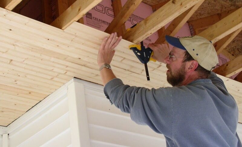 đo đạc và cắt tấm trần nhựa foam