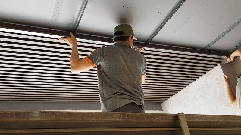 đo đạc và cắt tấm trần nhựa foam