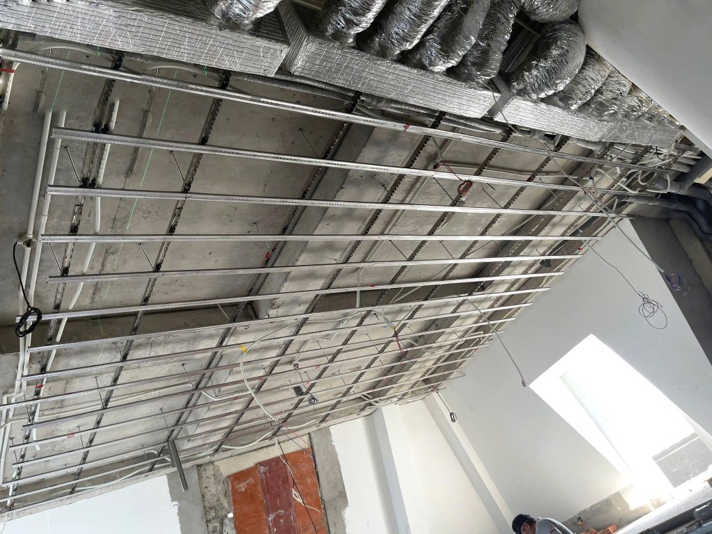 Khung trần inox là hệ khung được làm từ thép không gỉ (inox), thường là inox 304 hoặc inox 201, được sử dụng để làm khung đỡ trần nhà.