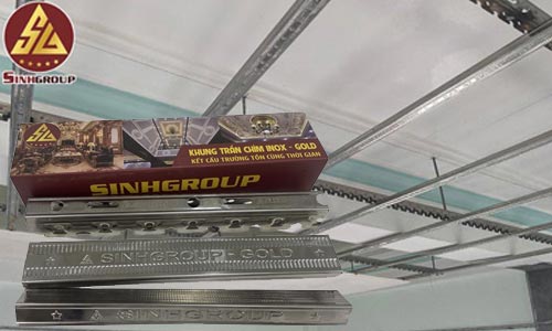 Khung trần inox là hệ khung được làm từ thép không gỉ (inox), thường là inox 304 hoặc 201, dùng để làm khung đỡ cho trần nhà.
