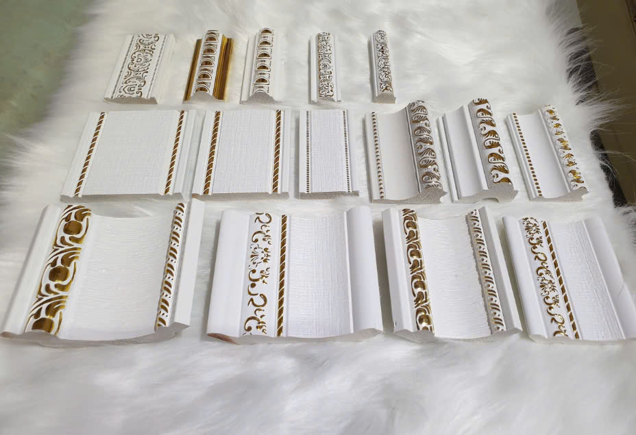 Phào chỉ PU (Polyurethane) là loại vật liệu trang trí nội thất được làm từ nhựa Polyurethane, nhẹ, bền, và có khả năng chống ẩm tự nhiên.