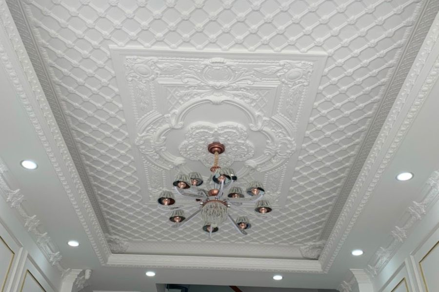 Trần Phẳng Hiện Đại Với Tấm Nhựa Foam Trắng Và Phào Chỉ PU Tinh Giản