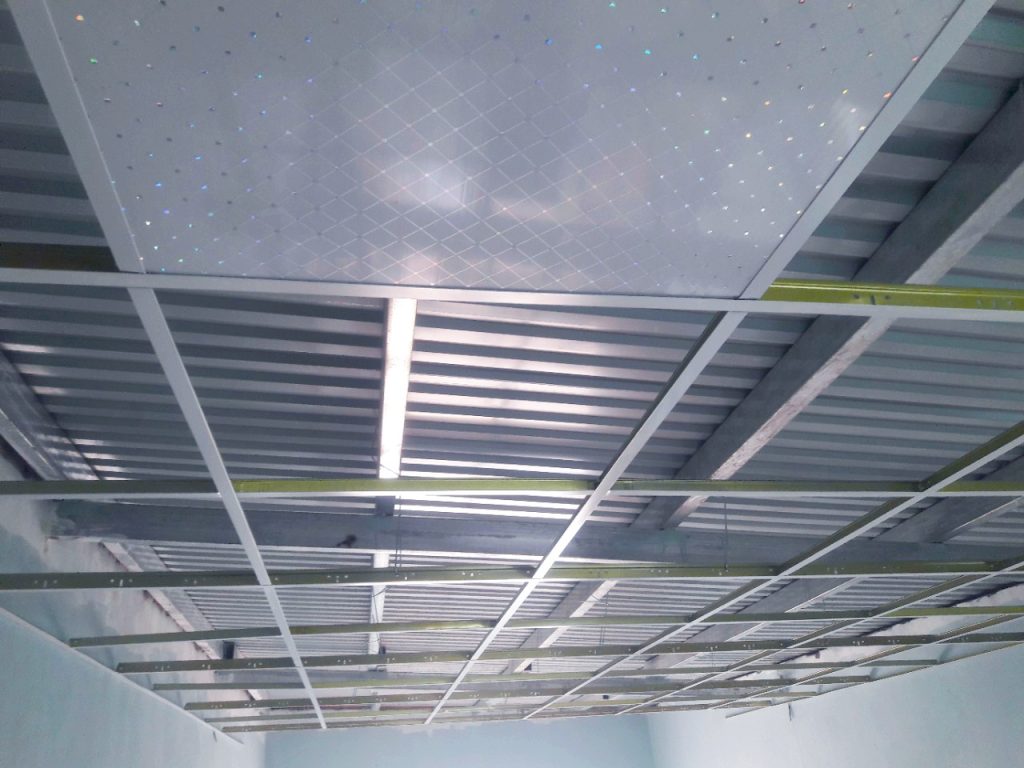 Khung trần inox là hệ khung đỡ được làm từ thép không gỉ, thường sử dụng inox 304 hoặc inox 201, được thiết kế để làm nền tảng cho trần nhà