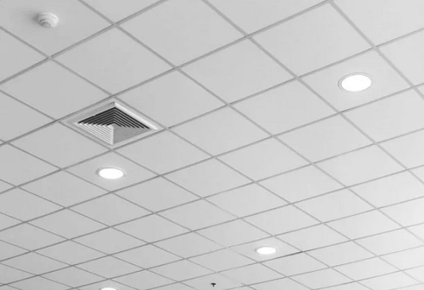 Tấm thạch cao là loại vật liệu làm trần được làm từ thạch cao (thạch cao), kết hợp với giấy hoặc sợi thủy tinh để tăng độ bền.