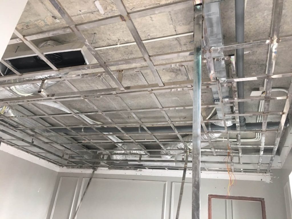 Khung trần inox là hệ khung được làm từ thép không gỉ (inox), thường là inox 304 hoặc 201, được sử dụng để làm khung đỡ cho trần nhà.